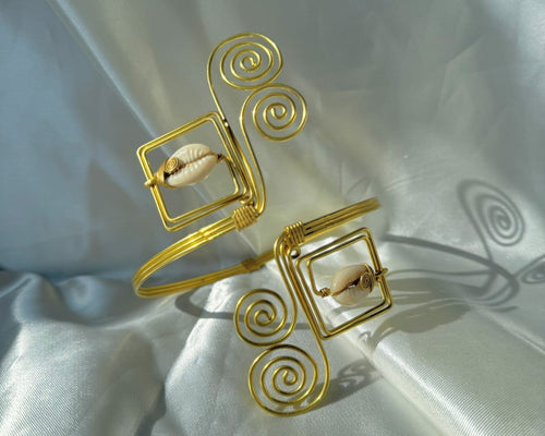 Brass Wire Square Frame Cowrie Shell Armlet